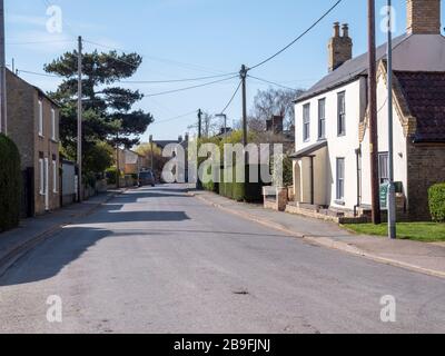 Willingham Cambridgeshire, Royaume-Uni. 24 mars 2020. Des rues quelque peu désertes le matin après la nuit, on a dit aux gens du Royaume-Uni de rester chez eux pour limiter la propagation du virus Covid 19. Il n'y avait pratiquement pas de bruit de circulation que des oiseaux chantant lors d'une belle journée de printemps. Crédit: Julian Eales/Alay Live News Banque D'Images