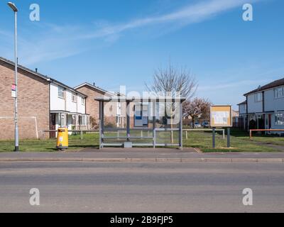 Willingham Cambridgeshire, Royaume-Uni. 24 mars 2020. Des rues quelque peu désertes le matin après la nuit, on a dit aux gens du Royaume-Uni de rester chez eux pour limiter la propagation du virus Covid 19. Il n'y avait pratiquement pas de bruit de circulation que des oiseaux chantant lors d'une belle journée de printemps. Crédit: Julian Eales/Alay Live News Banque D'Images