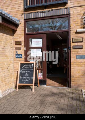 Willingham Cambridgeshire, Royaume-Uni. 24 mars 2020. Signes à la pharmacie pour protéger le personnel et les patients contre la contamination croisée du coronavirus qui n'ont pas d'autre choix que d'assister en personne. C'est le matin après que les gens du Royaume-Uni ont été informés de rester chez eux pour limiter la propagation du virus Covid 19. Crédit: Julian Eales/Alay Live News Banque D'Images