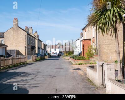 Willingham Cambridgeshire, Royaume-Uni. 24 mars 2020. Des rues quelque peu désertes le matin après la nuit, on a dit aux gens du Royaume-Uni de rester chez eux pour limiter la propagation du virus Covid 19. Il n'y avait pratiquement pas de bruit de circulation que des oiseaux chantant lors d'une belle journée de printemps. Crédit: Julian Eales/Alay Live News Banque D'Images