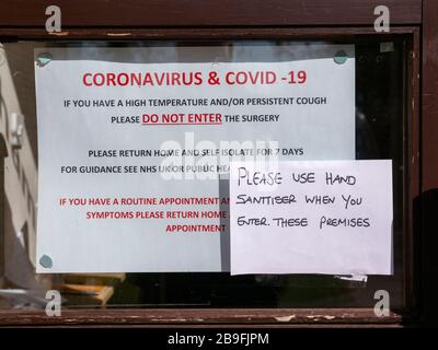 Willingham Cambridgeshire, Royaume-Uni. 24 mars 2020. Signes à la pharmacie pour protéger le personnel et les patients contre la contamination croisée du coronavirus qui n'ont pas d'autre choix que d'assister en personne. C'est le matin après que les gens du Royaume-Uni ont été informés de rester chez eux pour limiter la propagation du virus Covid 19. Crédit: Julian Eales/Alay Live News Banque D'Images