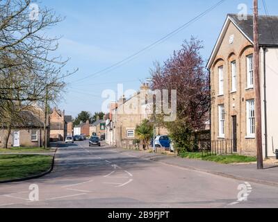 Willingham Cambridgeshire, Royaume-Uni. 24 mars 2020. Des rues quelque peu désertes le matin après la nuit, on a dit aux gens du Royaume-Uni de rester chez eux pour limiter la propagation du virus Covid 19. Il n'y avait pratiquement pas de bruit de circulation que des oiseaux chantant lors d'une belle journée de printemps. Crédit: Julian Eales/Alay Live News Banque D'Images