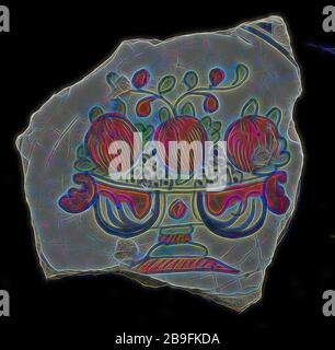 Fragment de l'Assiette de majolique, polychrome, coupe à fruits sur pied avec des raisins et des pommes, la plaque porte-vaisselle en céramique émail faïence sol trouver, au four recouvert de plomb sous glaçure. Archéologie polychromes ornent le service des aliments Banque D'Images