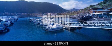 Seascape de Machico marina (Madère) avec bateaux de premier plan et passerelle et arrière-plan colline, Machico, Madère, Portugal, Europe Banque D'Images