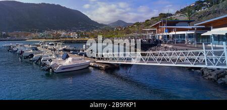 Vue panoramique depuis la marina de Machico (Madère) avec bateaux de premier plan et passerelle et arrière-plan colline, Machico, Madère, Portugal, Europe Banque D'Images