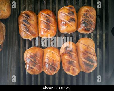 Quatre couteaux bavarois traditionnels appétissants de Regensburg coupés en demi rôtis sur grille en fonte Banque D'Images