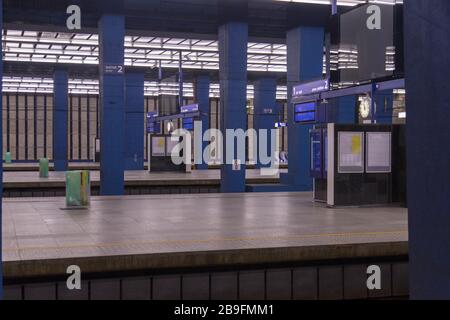 Vide déserté Warszawa Centralna, en anglais connu sous le nom de Warsaw Central, la principale gare ferroviaire de Varsovie, Pologne pendant la pandémie de coronavirus Banque D'Images