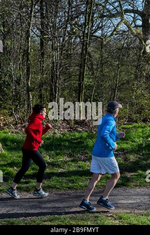 Clapham Common, Londres, Royaume-Uni. 24 mars 2020. Clapham Common, Londres, Royaume-Uni. 24 mars 2020. Les gens sortent sur Clapham Common pour obtenir leur journée d'exercice - la plupart de pratique social distancing. Le premier jour de l'épidémie de "verrouillage" à Clapham - Anti Coronavirus (Covid 19) à Londres. Crédit: Guy Bell/Alay Live News Banque D'Images