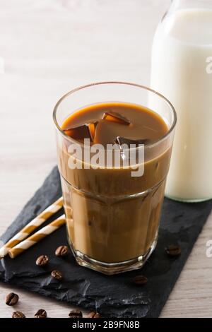 Café glacé ou Latte à la caffe dans un grand verre sur une table en bois Banque D'Images