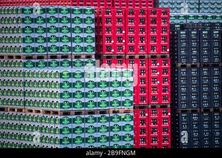 Brême, Allemagne. 17 mars 2020. Des caisses de bière Beck's et Haake-Beck se trouvent devant la brasserie Beck & Co. Crédit: Sina Schuldt/dpa/Alay Live News Banque D'Images