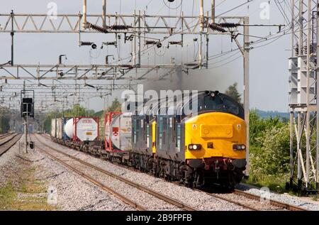 Une paire de locomotives diesel DRS classe 37 numéros 37612 et 37059 à double tête un fret intermodal à Cheddington sur la ligne principale de la côte ouest. Banque D'Images