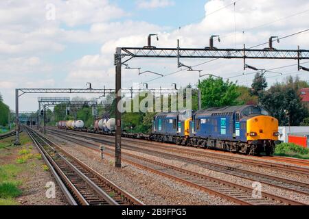 Une paire de locomotives diesel DRS classe 37 numéros 37069 et 37059 à double tête un fret intermodal à South Kenton à Londres. Banque D'Images
