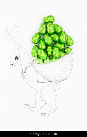 Lapin de pâques dessiné à la main portant un immense sac à dos rempli d'œufs de chocolat réels enveloppés dans du papier aluminium vert. Banque D'Images