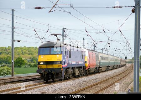 Une locomotive électrique de classe 90 numéro 90021 qui travaille à une charte de Footex près de Sandy sur la ligne principale de la côte est. Banque D'Images