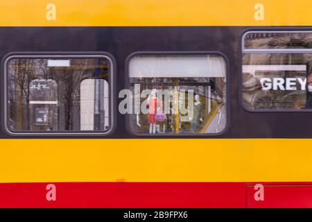 Vide rue déserte à Varsovie, Pologne pendant la pandémie de coronavirus – tram vide Banque D'Images