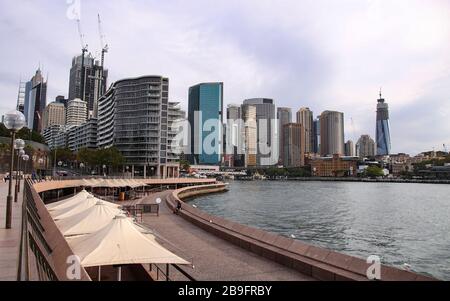 Sydney. 24 mars 2020. La photo prise le 24 mars 2020 montre un restaurant vide à Circular Quay à Sydney, en Australie. Les deux plus grands États d'Australie ont décidé de prendre de nouvelles mesures importantes pour lutter contre la COVID-19, les deux États annonçant que les activités et les entreprises non essentielles seront fermées à partir de midi lundi. Les fermetures sont le nombre de cas confirmés en Australie dépassant 1 609, la Nouvelle-Galles du Sud et Victoria représentant la majeure partie des infections. Crédit: Bai Xuefei/Xinhua/Alay Live News Banque D'Images