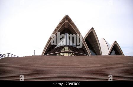 Sydney, Australie. 24 mars 2020. Un visiteur est vu près de l'Opéra de Sydney à Sydney, en Australie, le 24 mars 2020. Les deux plus grands États d'Australie ont décidé de prendre de nouvelles mesures importantes pour lutter contre la COVID-19, les deux États annonçant que les activités et les entreprises non essentielles seront fermées à partir de midi lundi. Les fermetures sont le nombre de cas confirmés en Australie dépassant 1 609, la Nouvelle-Galles du Sud et Victoria représentant la majeure partie des infections. Crédit: Bai Xuefei/Xinhua/Alay Live News Banque D'Images