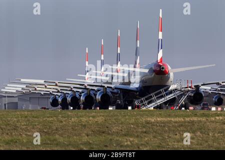 La famille British Airways A 320 a garé à l'aéroport de Glasgow pendant la pandémie de Coronavirus Banque D'Images