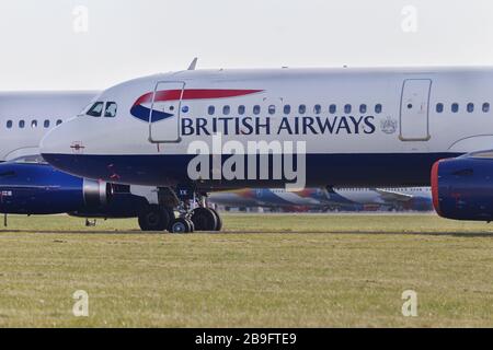 La famille British Airways A 320 a garé à l'aéroport de Glasgow pendant la pandémie de Coronavirus Banque D'Images