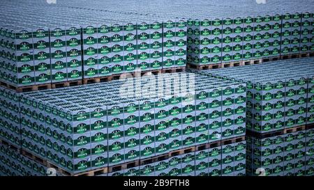 Brême, Allemagne. 17 mars 2020. Les caisses de bière Beck sont garées devant la brasserie Beck & Co. Crédit: Sina Schuldt/dpa/Alay Live News Banque D'Images