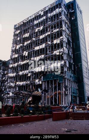 Scène de dévastation à London Docklands South Quay après que l'IRA ait détoné une puissante bombe à camion le 9 février 1996, tuant deux et causant des dégâts de 150 millions de livres sterling. Banque D'Images