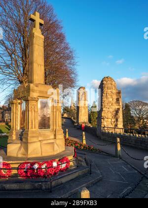 Des couronnes de pavot à la mémoire de guerre dans les jardins du château de Knaresborough au coucher du soleil de Knaresborough North Yorkshire England Banque D'Images