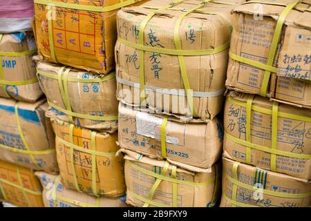 Hong Kong, Sheung WAN, Chine - des boîtes de marchandises ont jalonné dans la rue sur les marchés de Hong Kong occidental. Banque D'Images