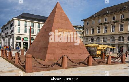 Karlsruhe Pyramid, monument en grès rouge, fondateur de la ville situé sur la place du marché de Karlsruhe, Bade-Wurtemberg, Allemagne Banque D'Images