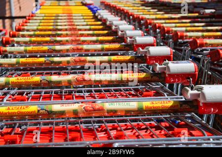 Heinsberg, Allemagne - 23 mars. 2020: Gros plan sur les chariots de magasins de lignes isolés de la chaîne allemande Netto Marken Discounter Banque D'Images