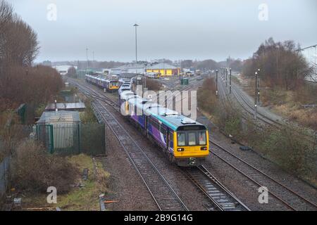 Retrait des trains Northern Rail de classe 142 paper quittant Newton Heath Depot, Manchester se dirigeant vers le magasin avant la mise au rebut Banque D'Images