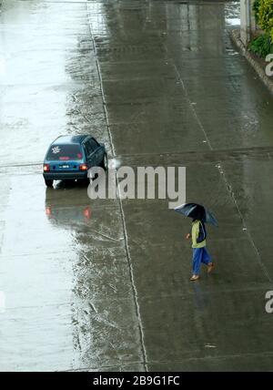 Rawalpindi. 24 mars 2020. Un homme marche sur une route pendant le verrouillage à Rawalpindi, dans la province du Pendjab, dans l'est du Pakistan, le 24 mars 2020. Le Pakistan a annoncé lundi le verrouillage de la province du Pendjab est heures après le verrouillage de la province de Sindh sud pour freiner la propagation de la COVID-19 après que le nombre de patients infectés a augmenté au-dessus de 800 à travers le pays, a déclaré les responsables. Crédit: Ahmad Kamal/Xinhua/Alay Live News Banque D'Images