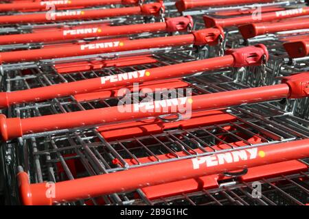 Heinsberg, Allemagne - 23 mars. 2020: Gros plan sur les chariots de magasins de lignes isolés de la chaîne allemande Penny de supermarchés Banque D'Images