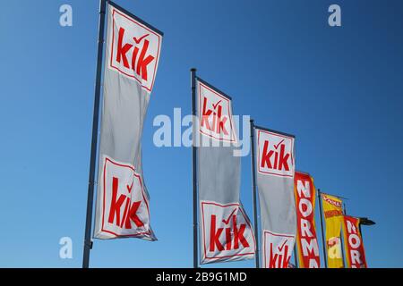 Heinsberg, Allemagne - 23 mars. 2020: Gros plan sur les drapeaux isolés de la chaîne de mode kik allemande contre le ciel bleu clair Banque D'Images