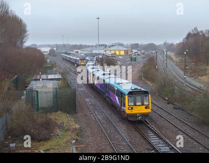 Retrait des trains Northern Rail de classe 142 paper quittant Newton Heath Depot, Manchester se dirigeant vers le magasin avant la mise au rebut Banque D'Images