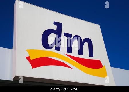 Heinsberg, Allemagne - 23 mars. 2020: Gros plan du signe isolé de la chaîne de discompteur de dm allemand contre ciel bleu clair Banque D'Images