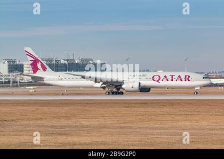 Munich, Allemagne - 15 février 2020: Qatar Airways Boeing 777 avion à l'aéroport de Munich (MUC) en Allemagne. Boeing est un constructeur aéronautique basé dans Banque D'Images