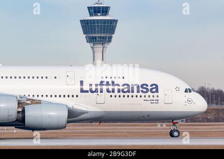 Munich, Allemagne - 16 février 2020: Avion Lufthansa Airbus A 380 à l'aéroport de Munich (MUC) en Allemagne. Airbus est un constructeur aéronautique de Toulou Banque D'Images