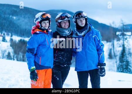 famille de trois dans la montagne de vin Banque D'Images