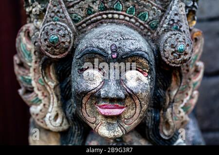 Une statue en pierre, Sanur Beach, Sanur, Bali, Indonésie. Banque D'Images