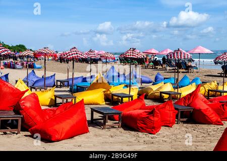 Sacs de haricots colorés sur la plage de Seminyak, Bali, Indonésie. Banque D'Images