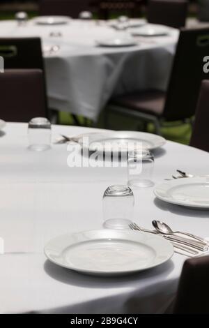 Des sets de table sur des tables rondes Banque D'Images