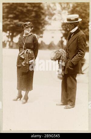 Le peintre français Paul-César Helleu (1859-1927) et Mlle Jacqueline Campell (le modèle) le peintre français Paul-César Helleu (1859-1927) et Mlle Jacqueline Campell (son modèle). Photographie anonyme. Rage au gélatino-bromure d'argent. 1900-1910. Paris, musée Carnavalet. Banque D'Images