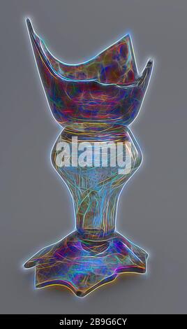 Fragment d'une partie du pied et de la tige de goblet, verre à boire ustensiles de table support de vaisselle sol trouver le verre, morceaux de la main de la partie du pied du tronc et d'une partie de trois (très similaire) verres à craie (5-7) ) en verre incolore clair. Tracer un repère sous un pied légèrement ascendant un avec le bord replié du pied. Tige de balustre inverse creuse. Archéologie de la craie lisse en forme de cloche découverte du sol: La découverte de la terre en vrac s'effondre Banque D'Images