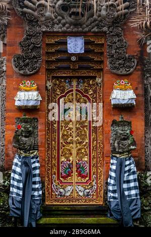 Porte de Temple colorée, Ubud, Bali, Indonésie. Banque D'Images