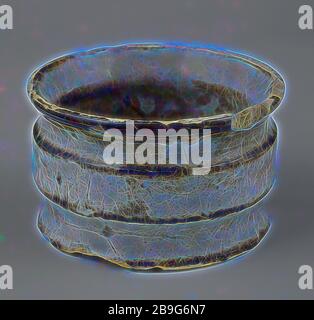 Onguent de poterie, pot bas modèle, large bord supérieur, deux contraintes, émaillée blanc, pommade pot pot en faïence céramique trouve sol porteur glaze tin vitrage, tourné à la main 2x au pot d'onguent faïence bas modèle avec un bord supérieur deux gorges. Diamètre du bord supérieur est plus grand que le diamètre de la paroi latérale et inférieure. Stand avec la lumière de l'âme. Vitrage blanc décoloré sombre en restant dans le sol. Les soins de santé de l'archéologie de Delft Pottery pharmacie vente d'emballage des médicaments de médecine de plaisance Banque D'Images