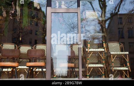 Lyon, France. 24 mars 2020. Les chaises sont empilées dans un café fermé à Lyon, en France, huit jours après l'imposition d'un lock-down national en raison du virus Covid-19. Crédit: James Colburn/ZUMA Wire/Alay Live News Banque D'Images