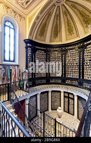 Crânes et os du San Martino della Battaglia ossuary. Desenzano del Garda, province de Brescia, Lombardie, Italie, Europe. Banque D'Images