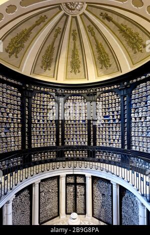 Crânes et os du San Martino della Battaglia ossuary. Desenzano del Garda, province de Brescia, Lombardie, Italie, Europe. Banque D'Images