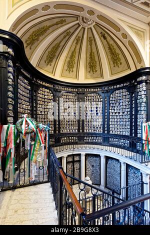 Crânes et os du San Martino della Battaglia ossuary. Desenzano del Garda, province de Brescia, Lombardie, Italie, Europe. Banque D'Images