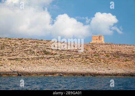 Tour Saint Mary sous ciel nuageux le jour de l'été, c'est un fort du XVIIe siècle sur l'île de Comino, Malte Banque D'Images